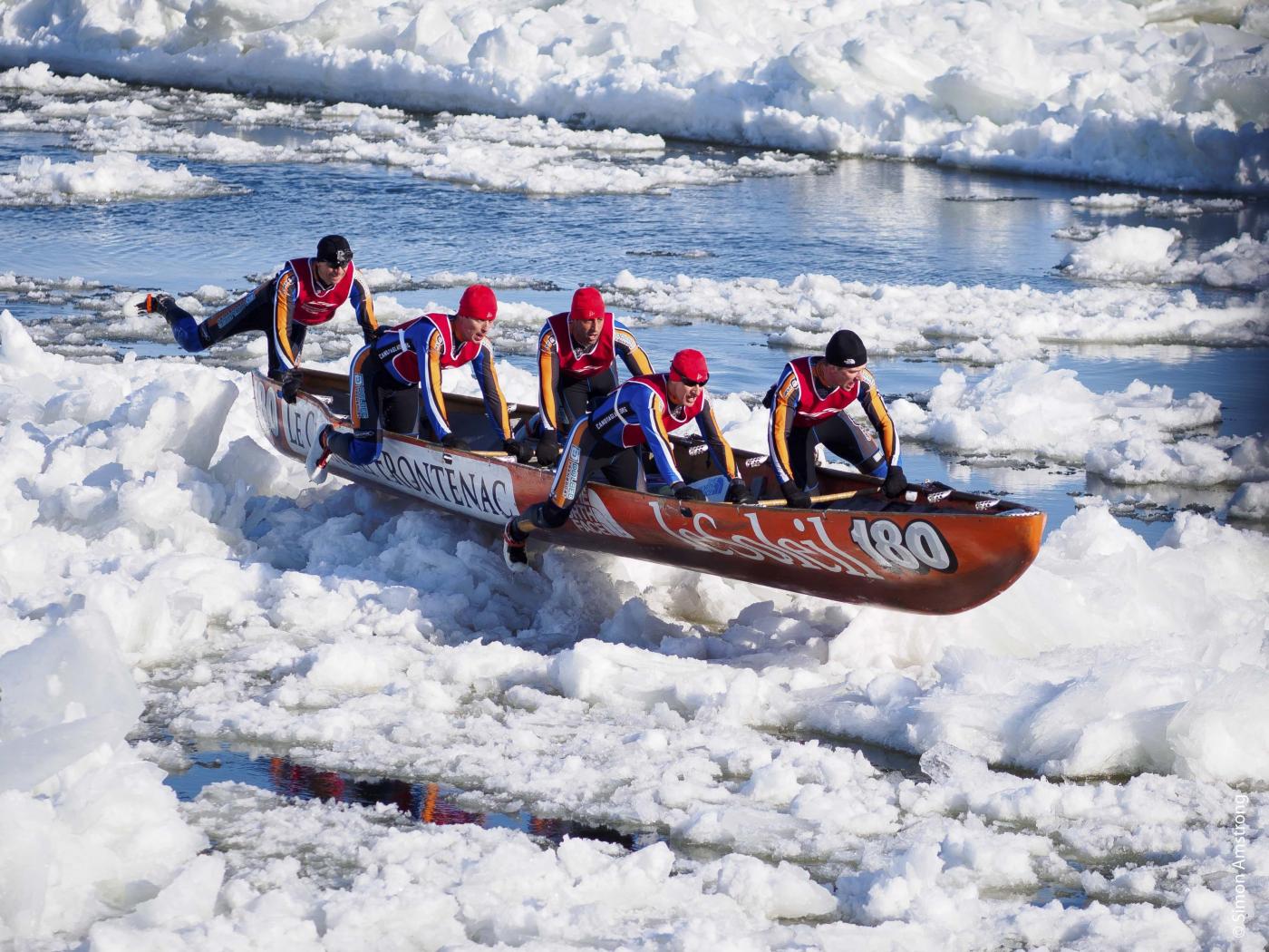 QDa-canot-glace-carnaval-quebec