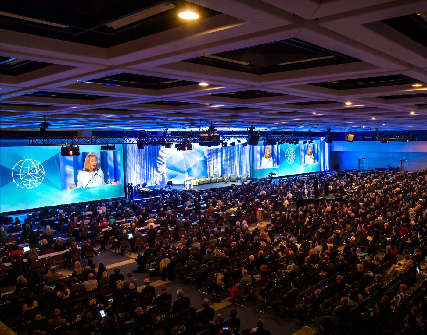 Congressistes dans une salle