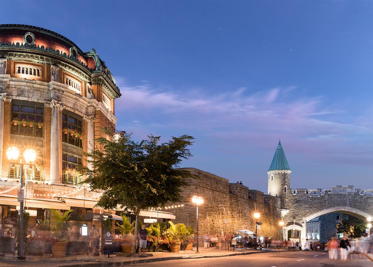Place d'Youville et restaurant Le Capitole un soir d'été