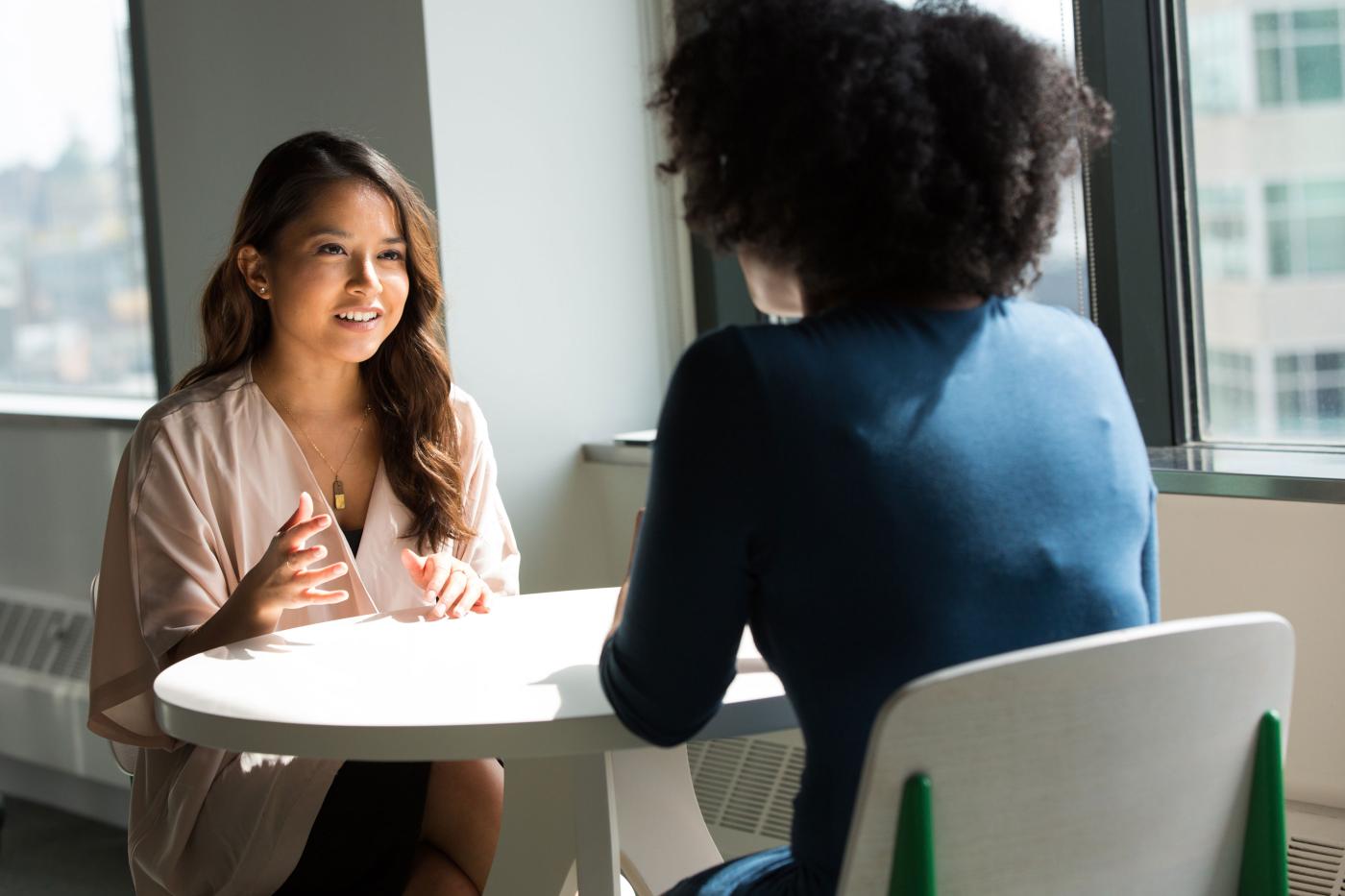 femmes à une table qui se consultent
