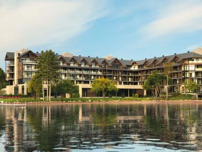 QDa_entourage-sur-le-lac-1400x900
