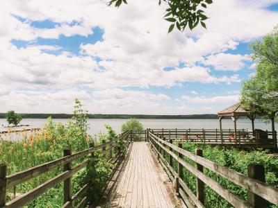 fleuve et passerelle