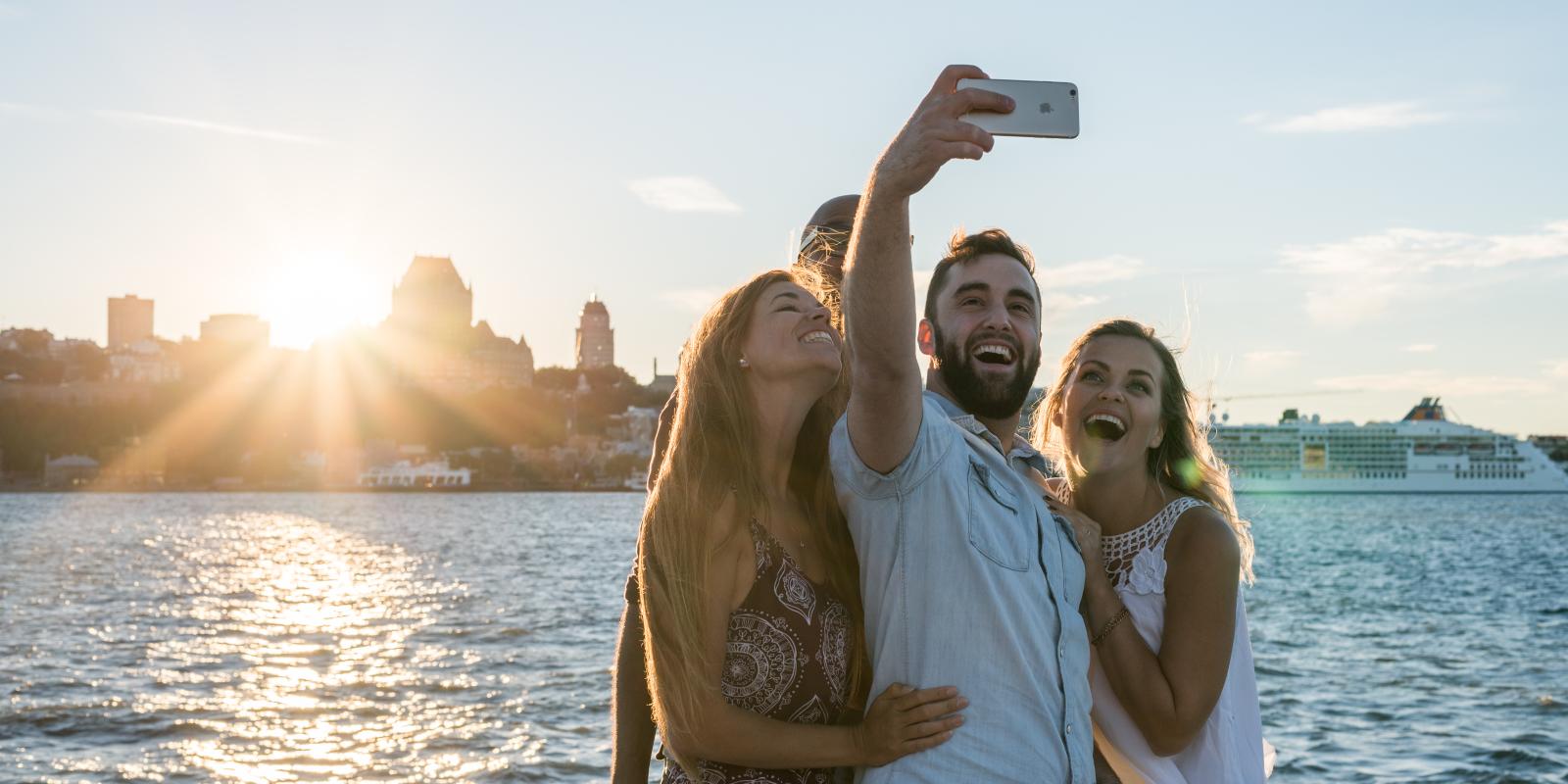 3 people taking a selfie in front of Québec City
