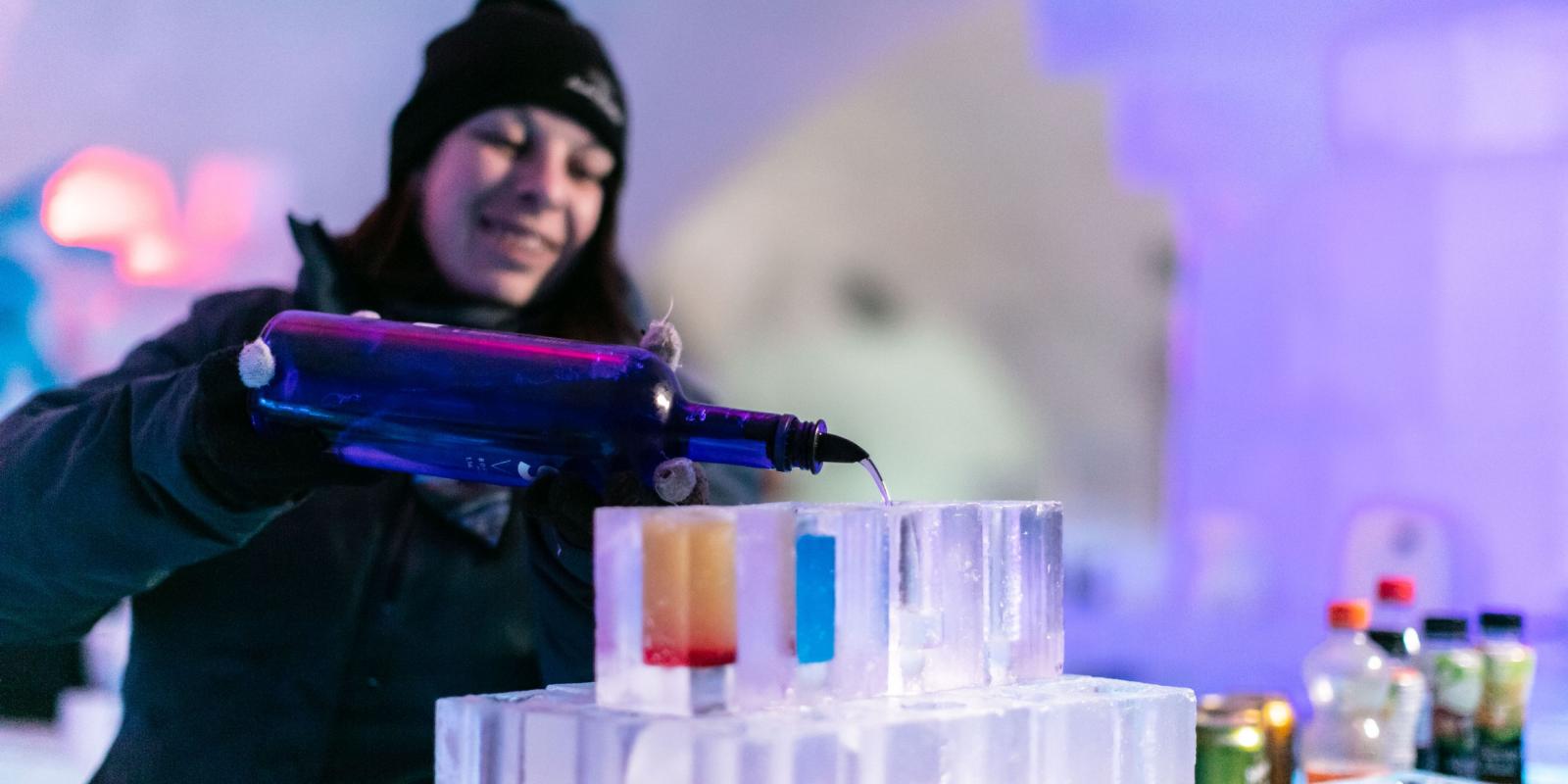femme qui prépare des cocktails dans un verre de glace