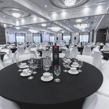 Hotel-plaza-table