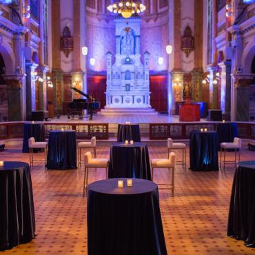 La chapelle du Musée de l'Amérique francophone  en soirée.